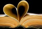 Libro con pagine a forma di cuore, simbolo della biblioterapia