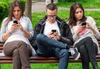 Persone con iphone e smartphone, psicologia della dipendenza e subpersonalità