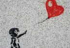 Bambina con palloncino a cuore, autorealizzazione e difficoltà